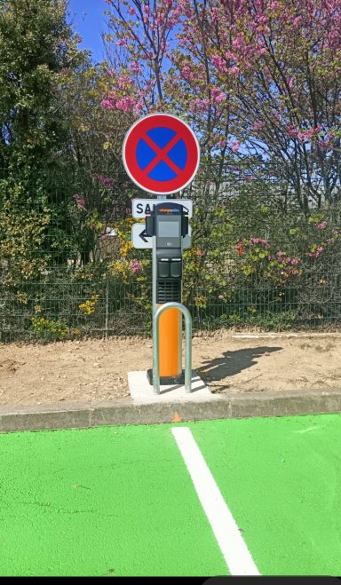 Borne sur parking pour usage professionnel.